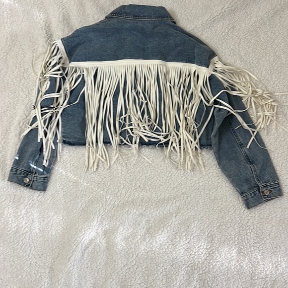 NWT Forever 21 Women’s Fringe Medium Denim Jacket/Trucker Sz Small - Picture 2 of 9